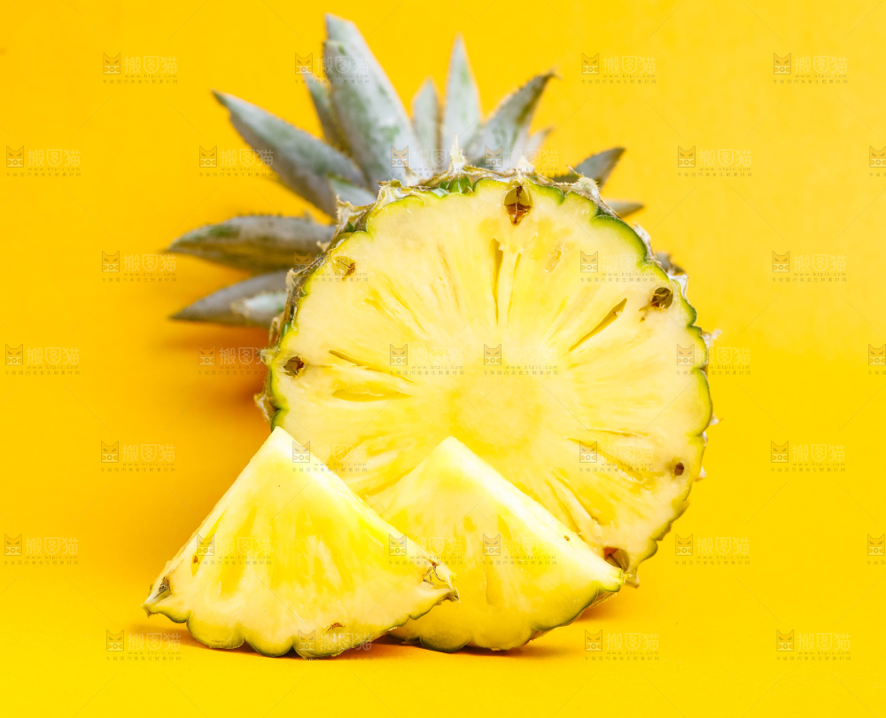 浅底上放着云南香水小菠萝
