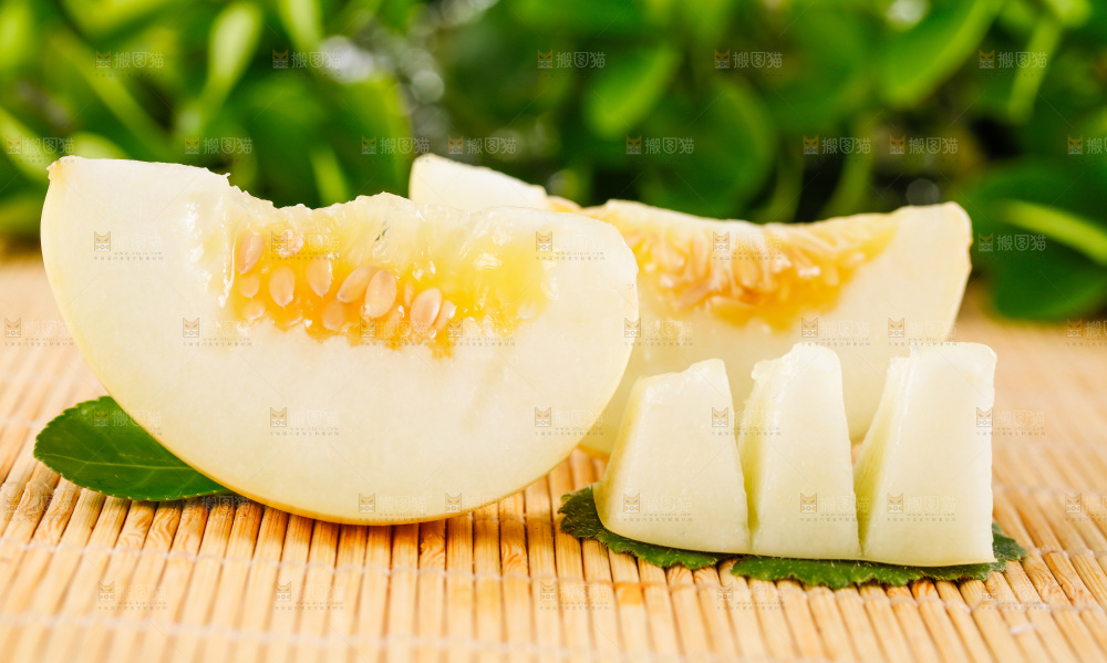 木底上放着切开的阎良甜瓜