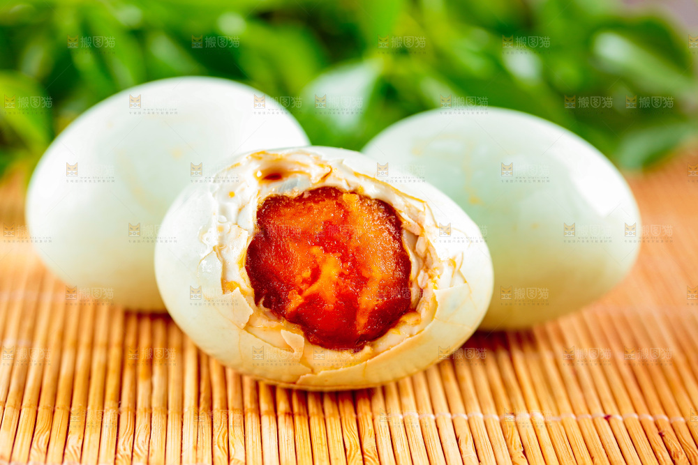 木底上放着高邮咸鸭蛋