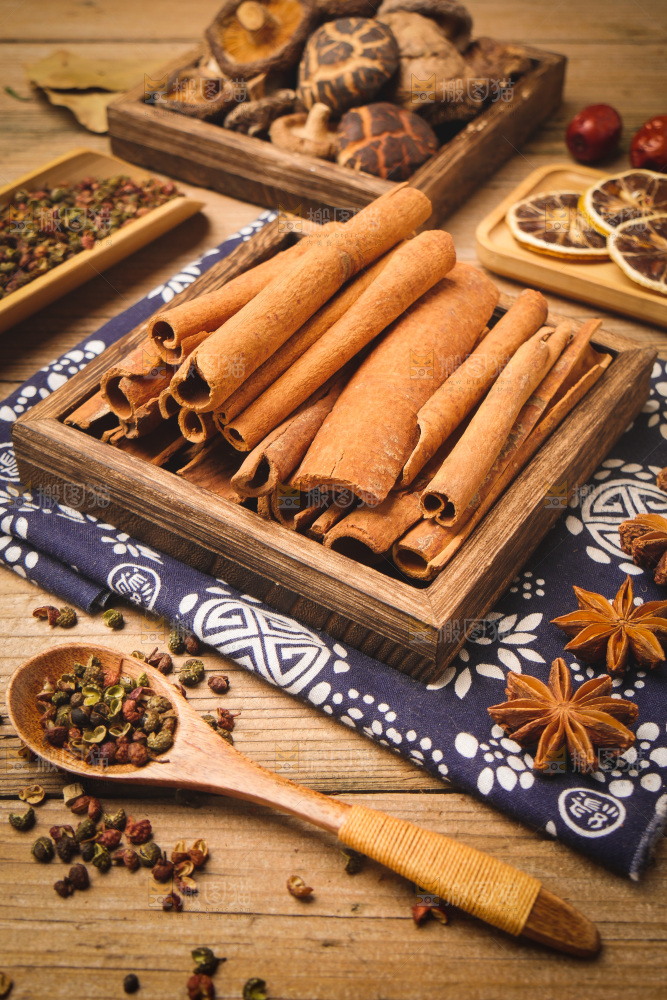 木底上放着一盘桂皮