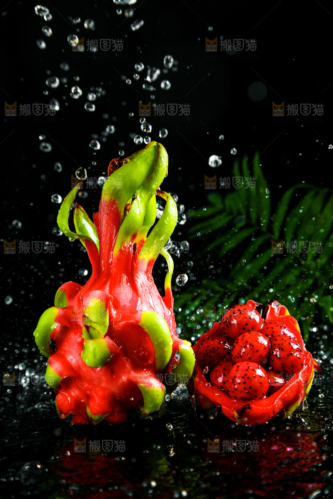 黑底上放着海南红心火龙果