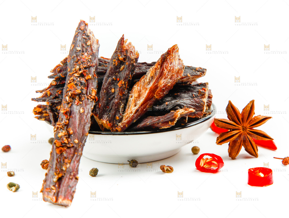 白底上放着一盘内蒙古牛肉干