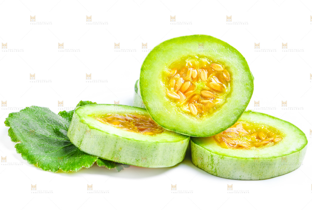 新鲜羊角蜜放在白底上
