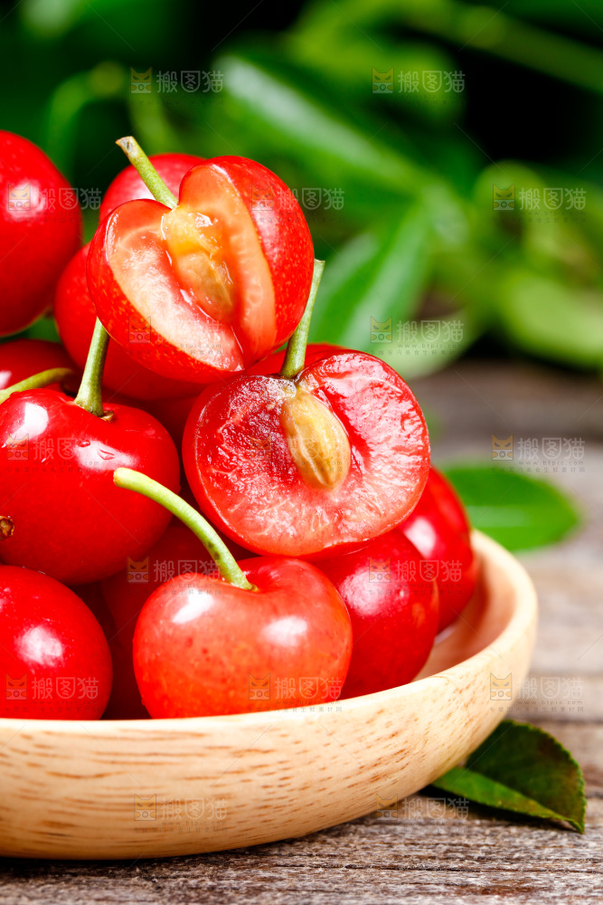 木底上放着一盘烟台樱桃