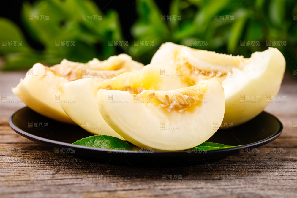 新鲜阎良甜瓜放在木底上