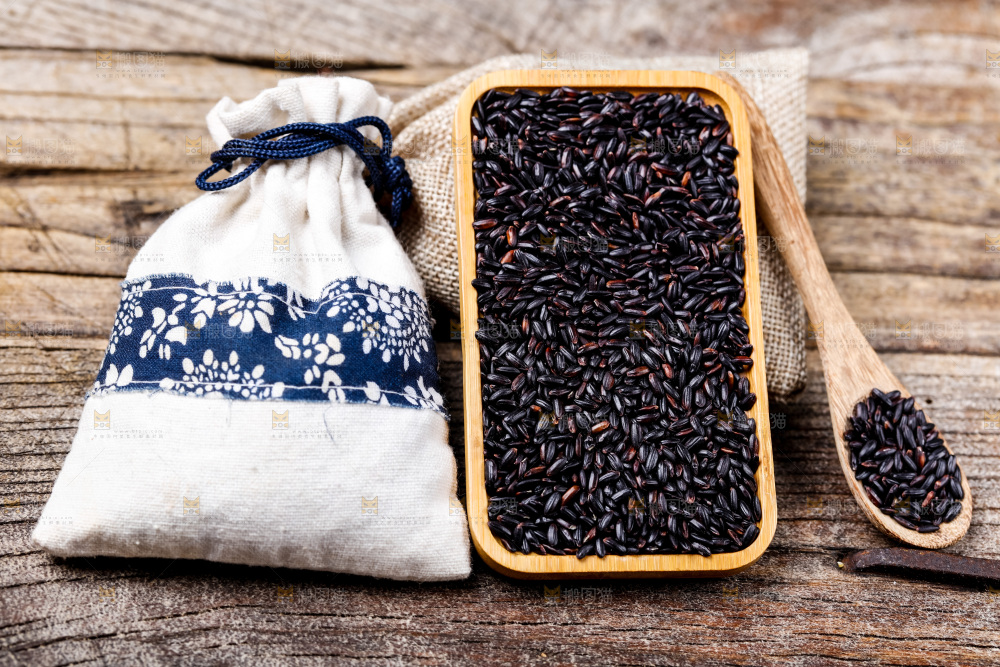 木底上的东北黑米