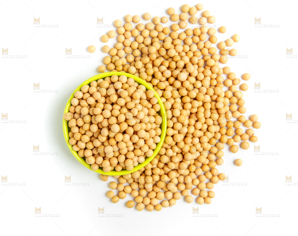 一碗黄豆放在白底上