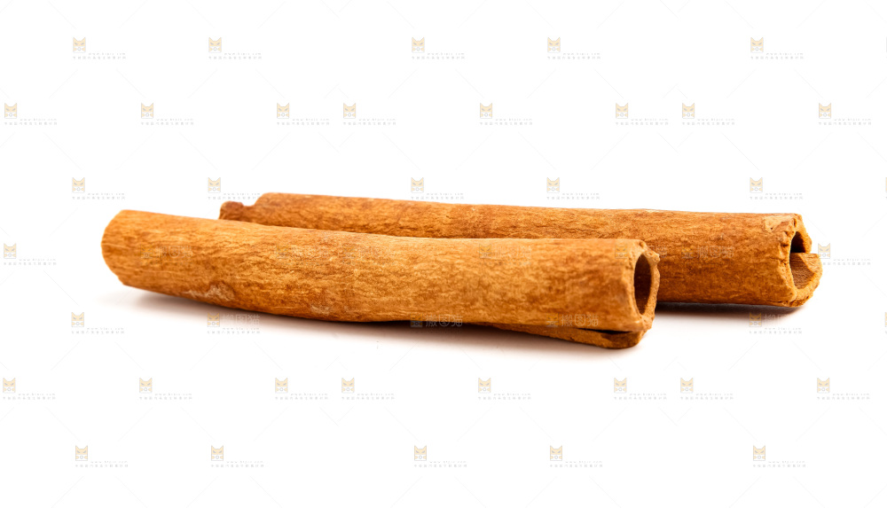 新鲜桂皮放在白底上