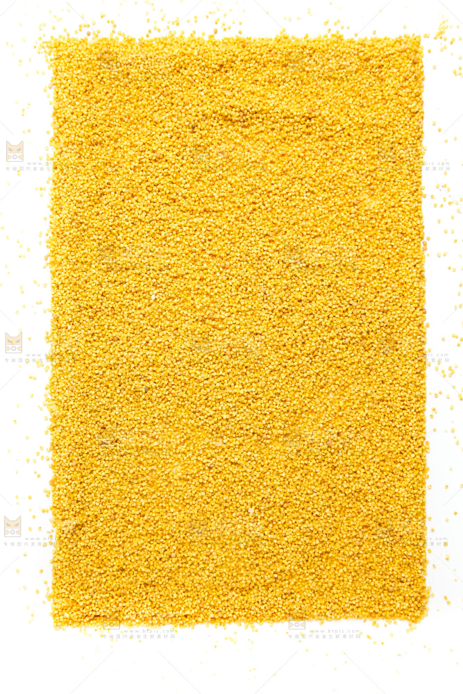 白底上放着新鲜黄小米