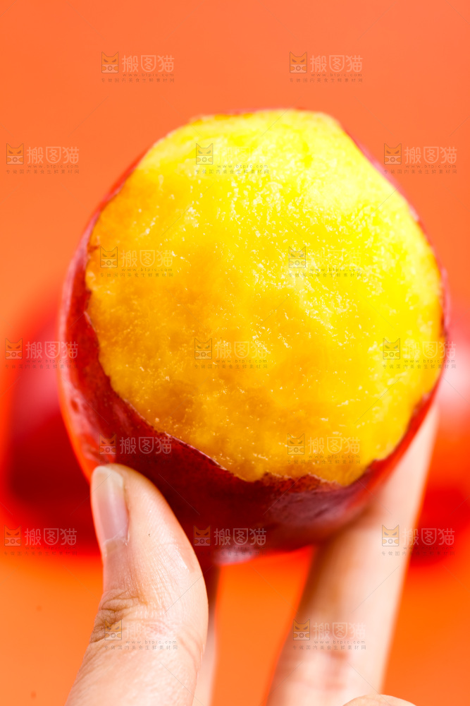 手拿黄心油桃