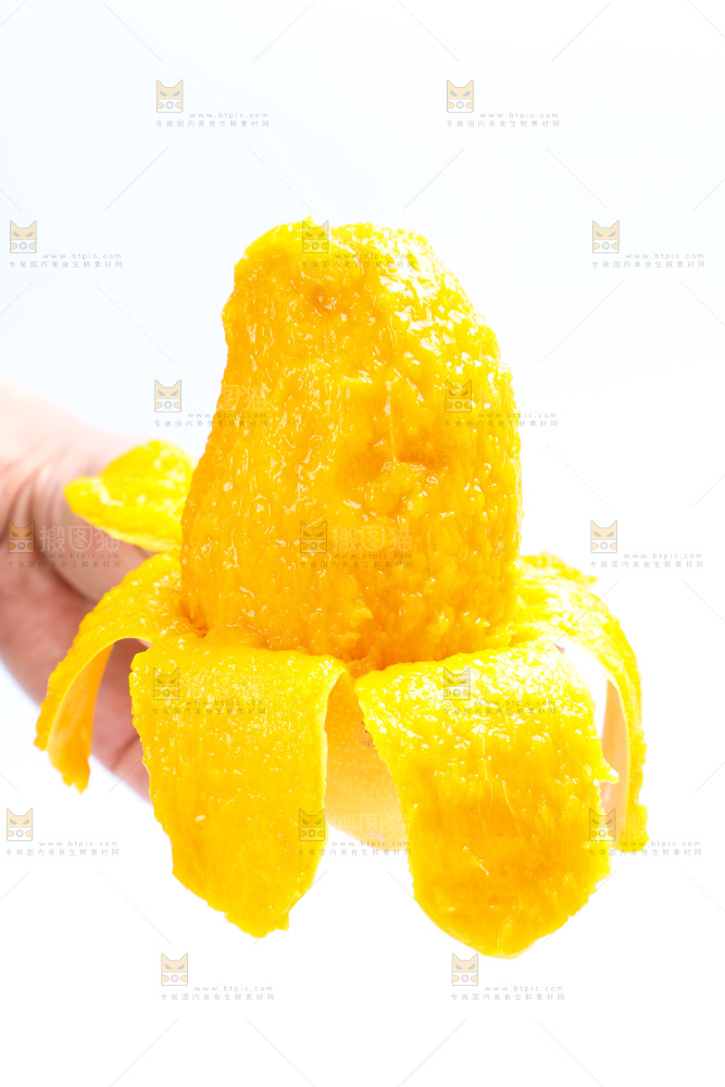 手拿剥皮的芒果