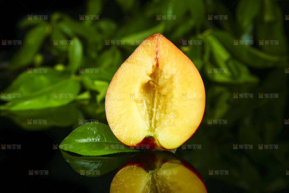 深底上放着新鲜油桃