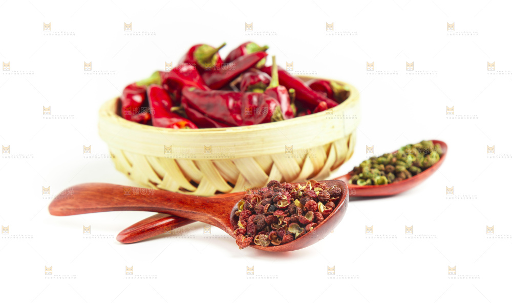 白底上的香料组合