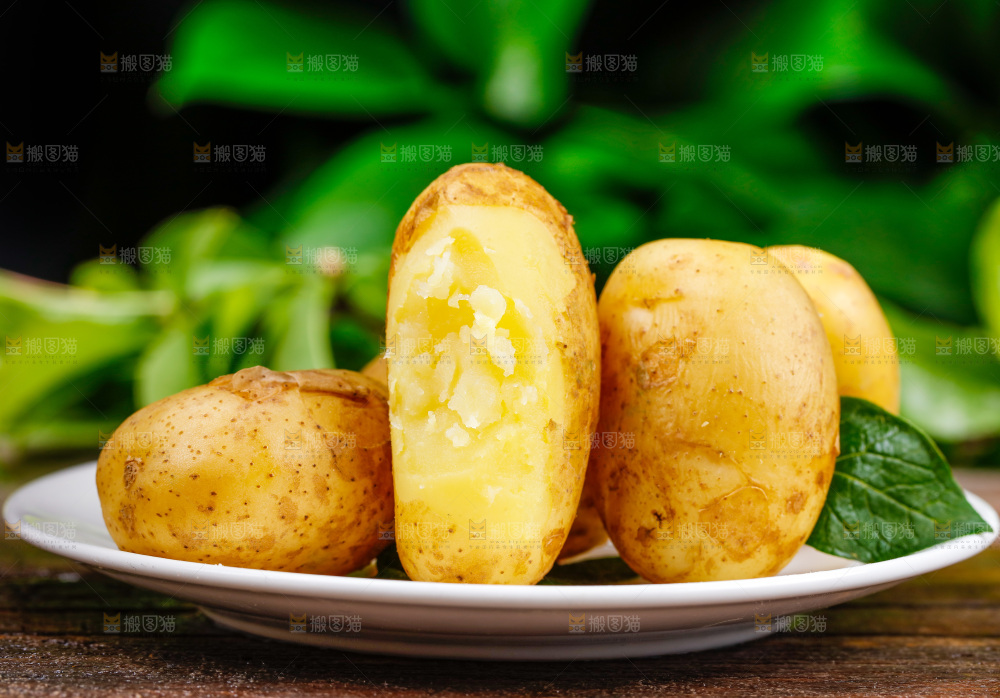深底上的黄心土豆