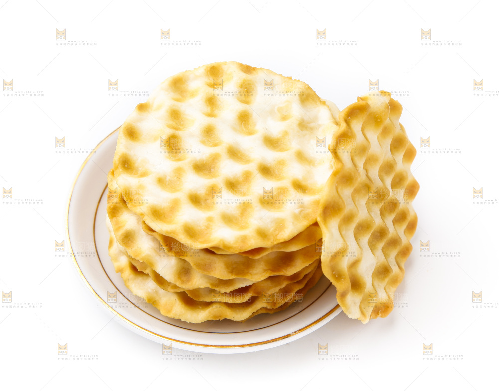白底上放着一盘饼干