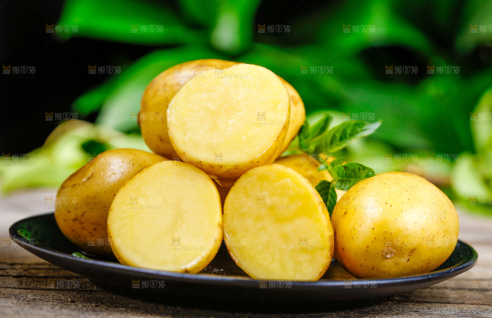 木底放着一盘云南土豆