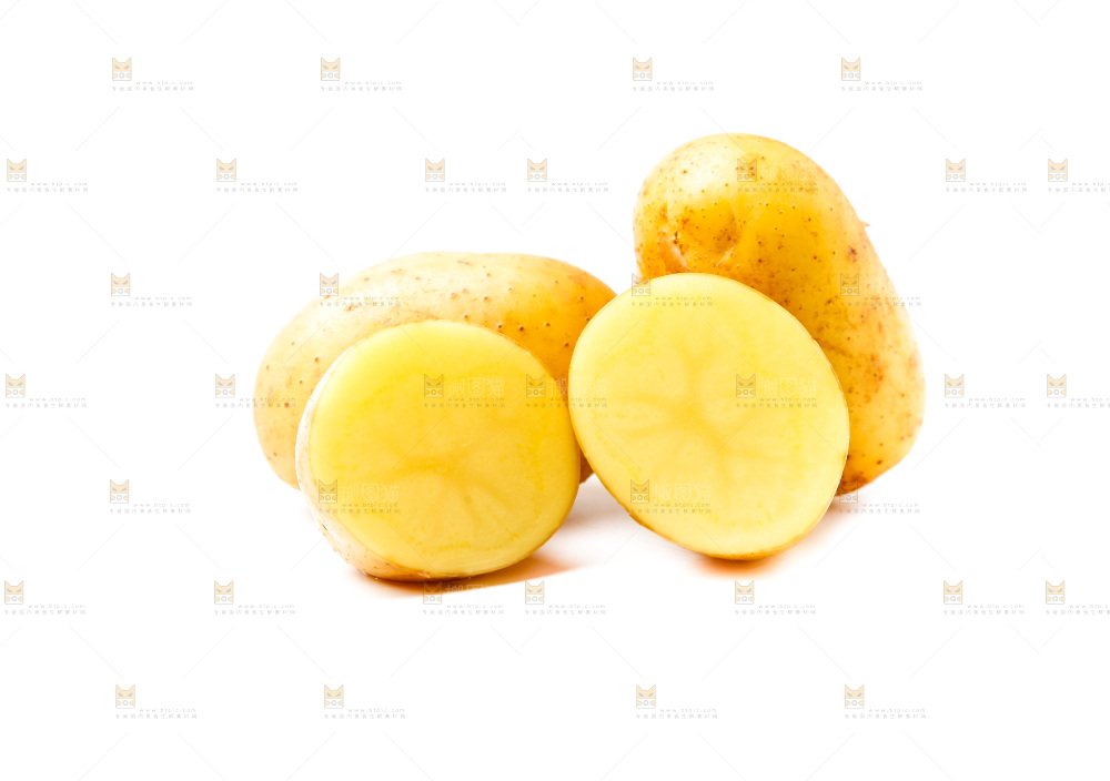黄心土豆放在白底上