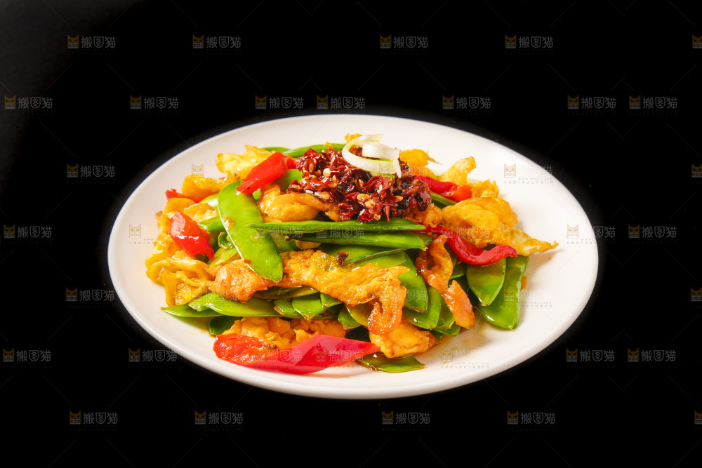 黑底上放着一盘豌豆炒鸡蛋