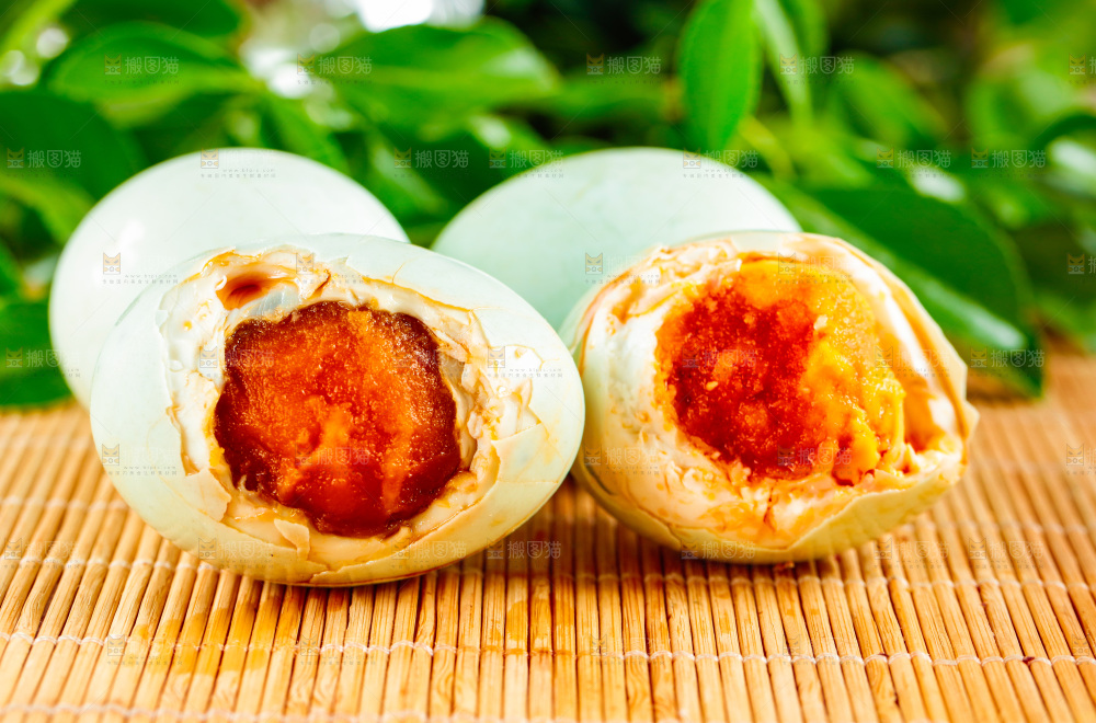木底上放着高邮咸鸭蛋