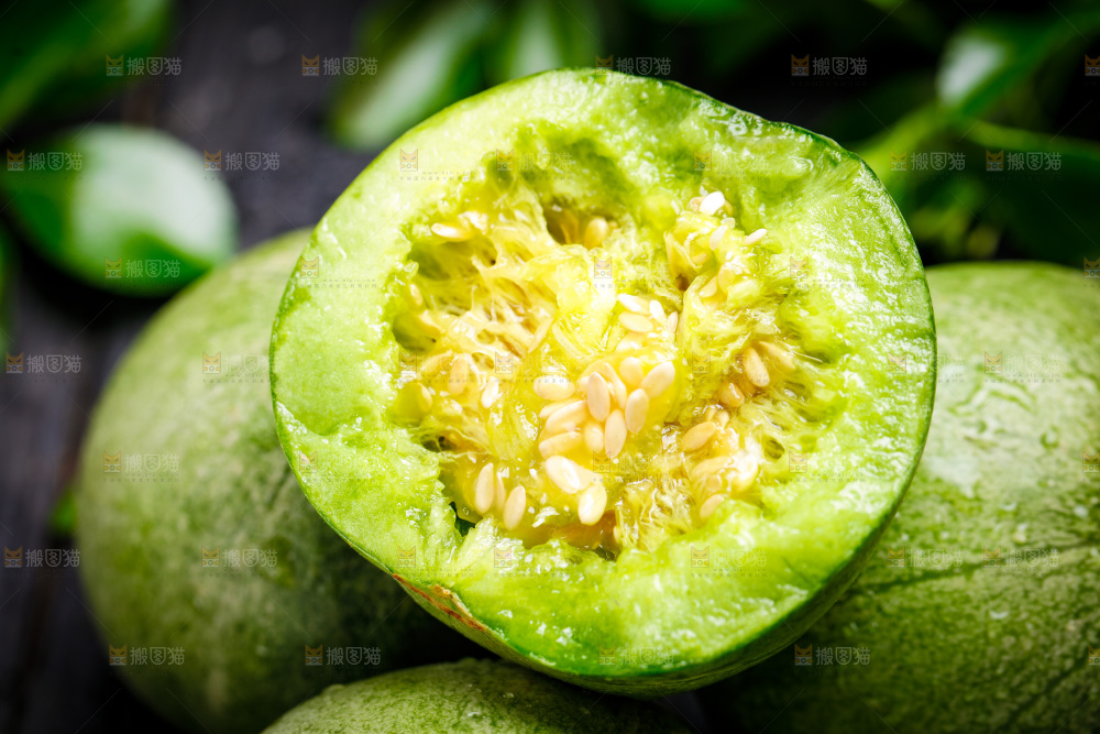 木板上放着绿宝甜瓜