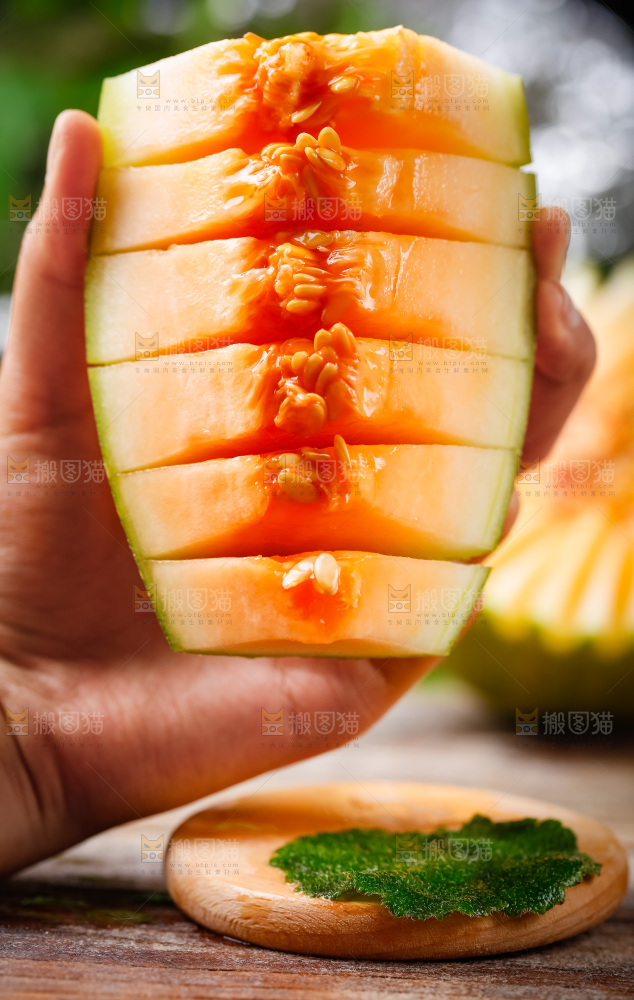 手拿切开的新疆哈密瓜