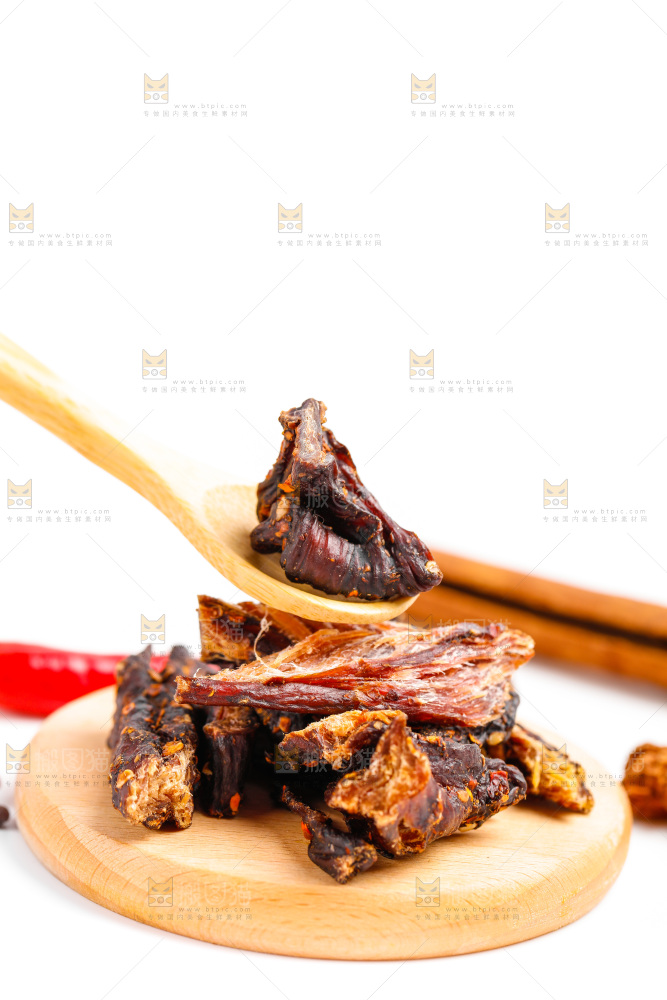 勺子里装着内蒙古牛肉干