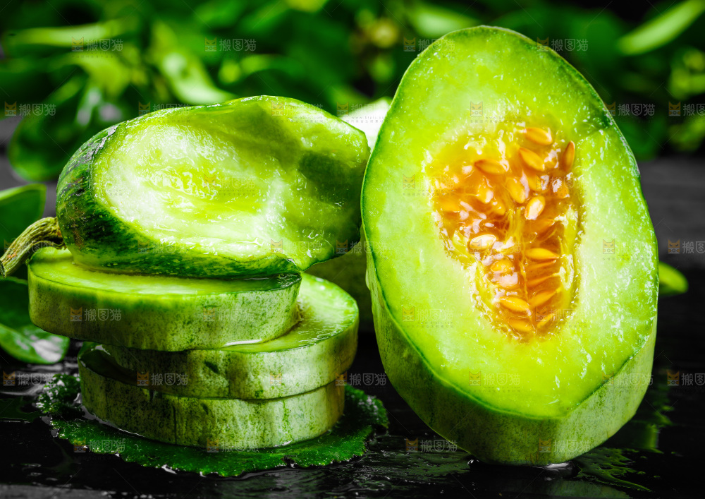 切开的山东羊角蜜甜瓜放在深底上
