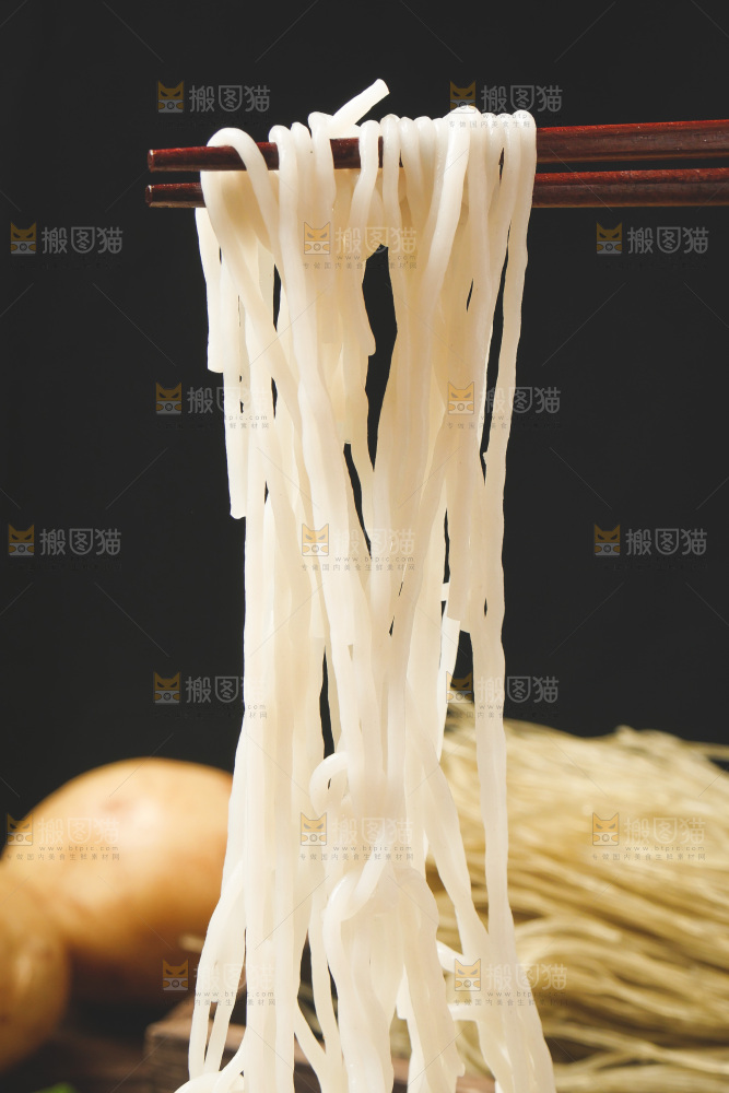 木底上放着一盘清水面