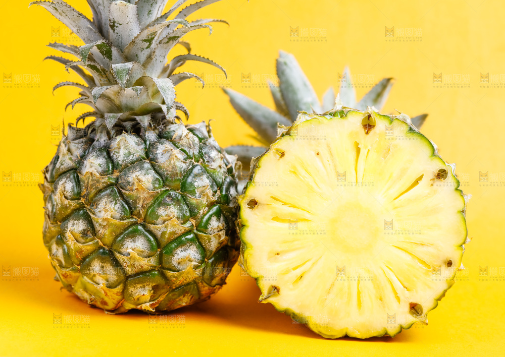 浅底上放着云南香水小菠萝