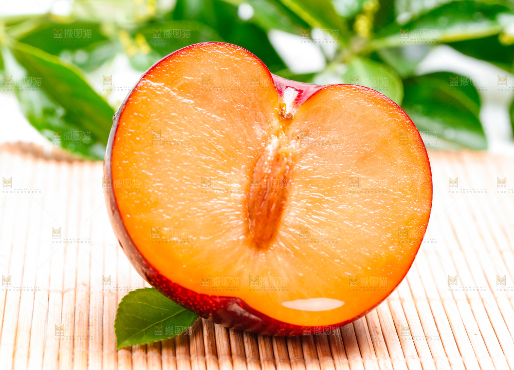 木底上放着切开的李子