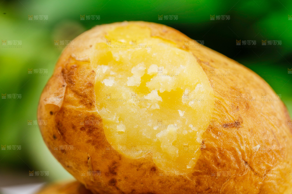 深底上的黄心土豆