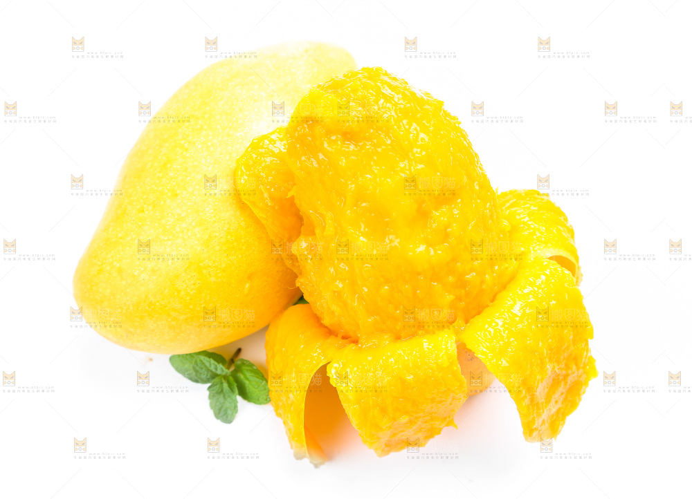 白底上放着剥皮的芒果