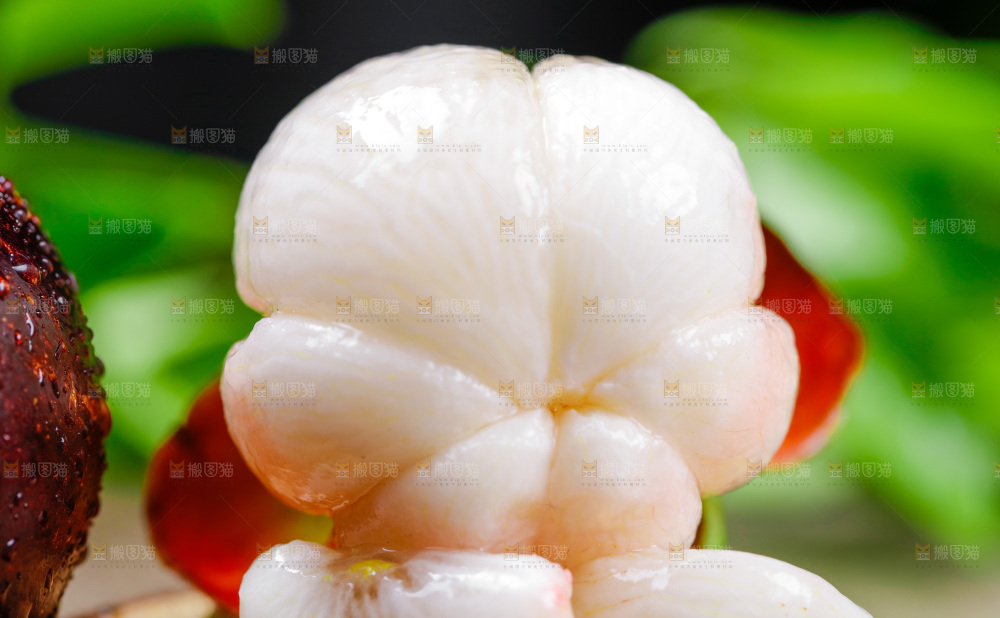 深底上的山竹果肉