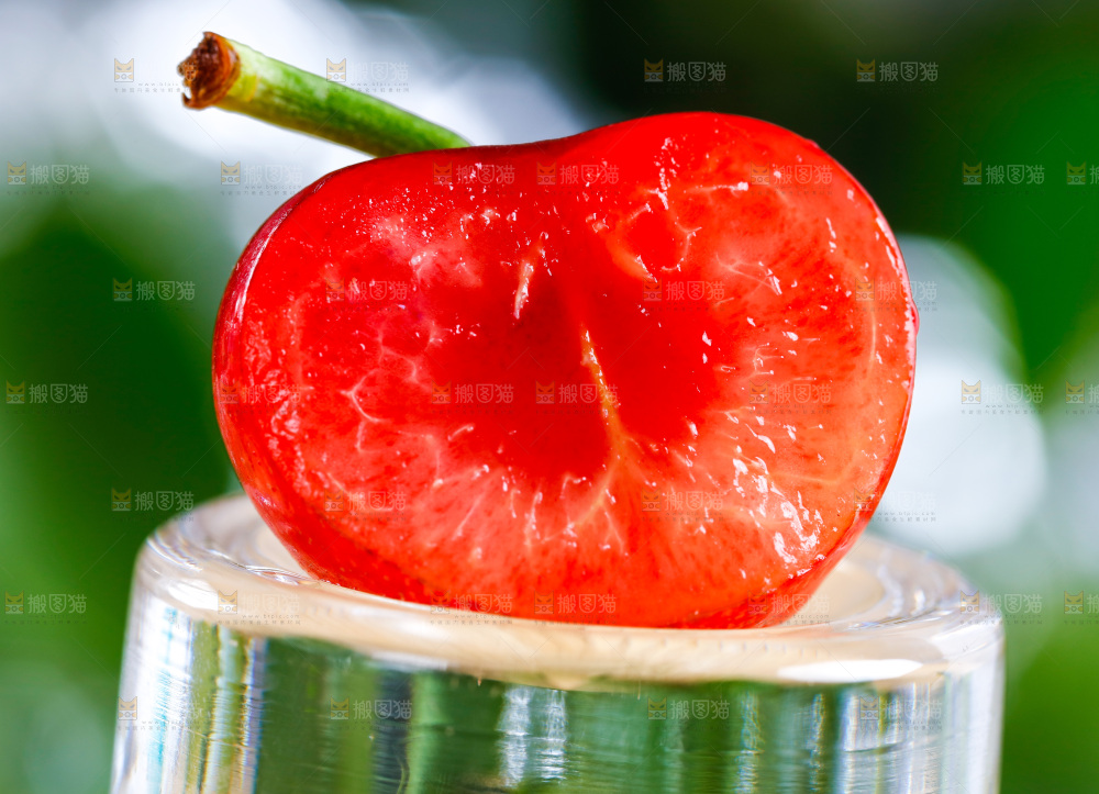 新鲜樱桃放在浅底上