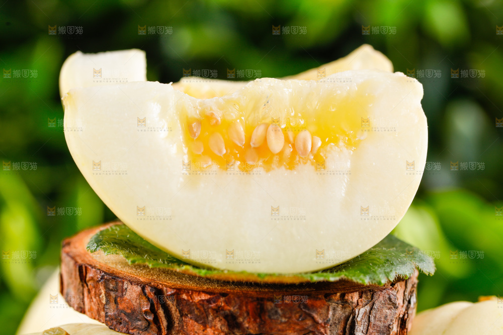 浅底上的新鲜甜瓜