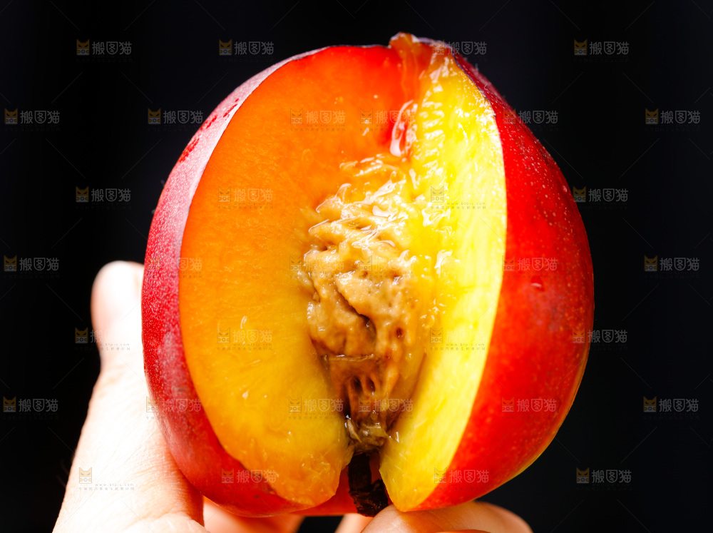 手拿新鲜油桃