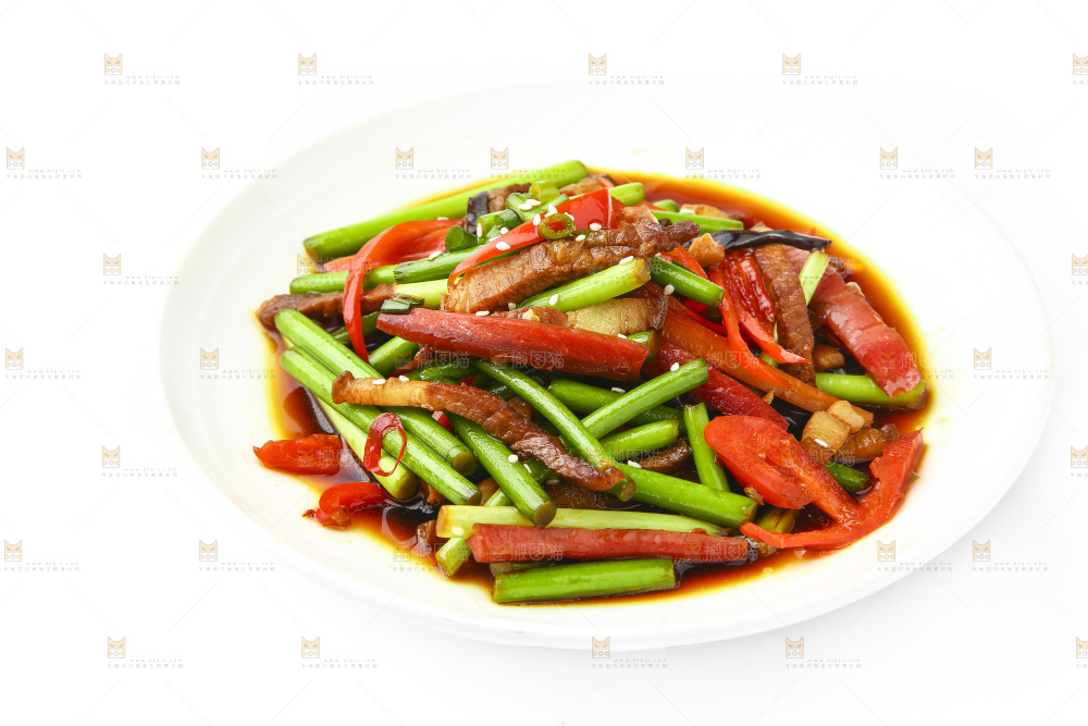白底上放着一盘蒜苔炒肉