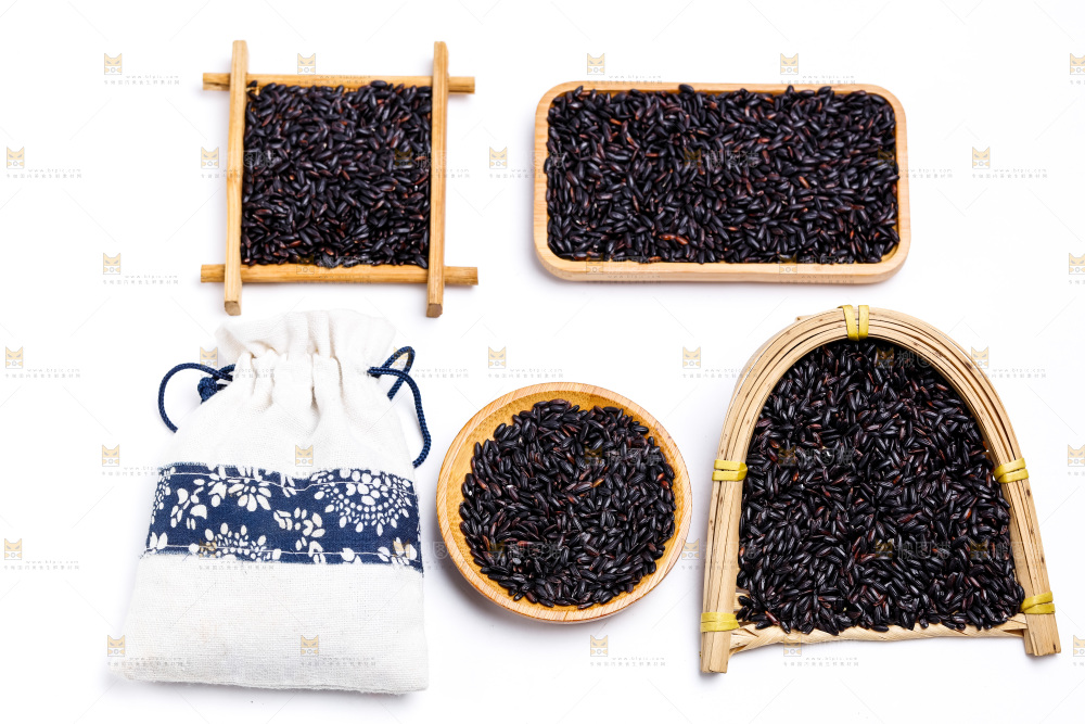 黑香米放在白底上