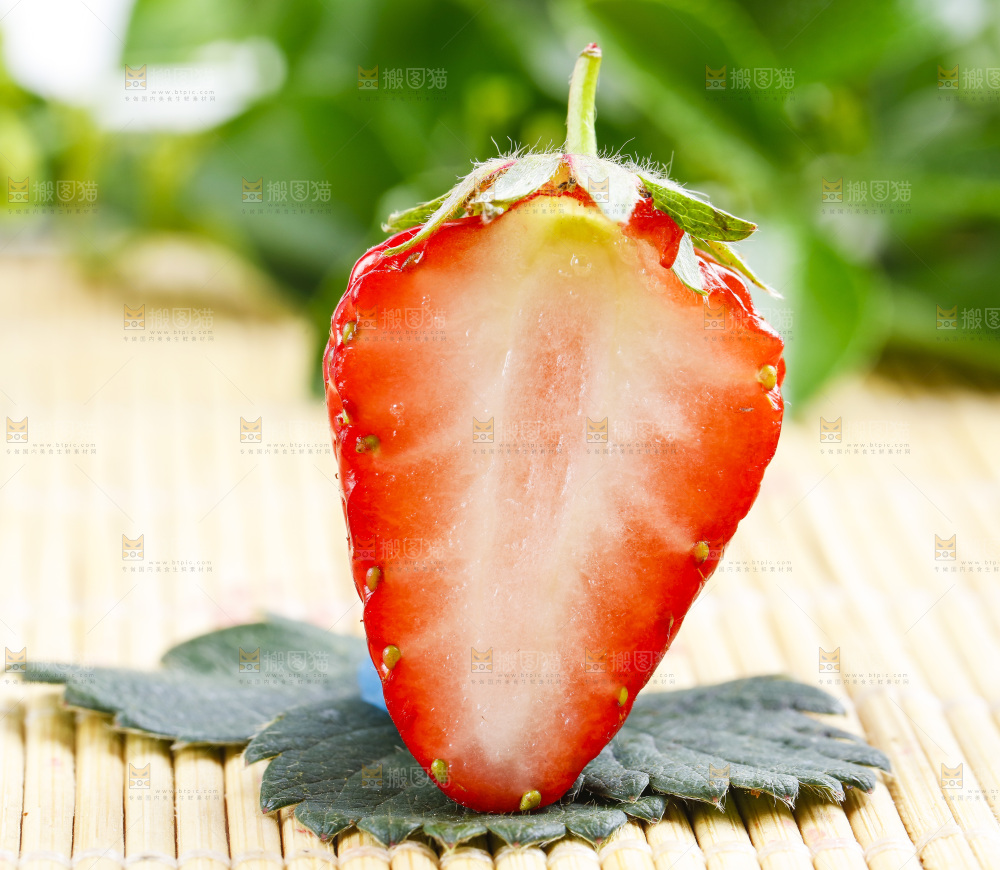 99草莓放在木底上