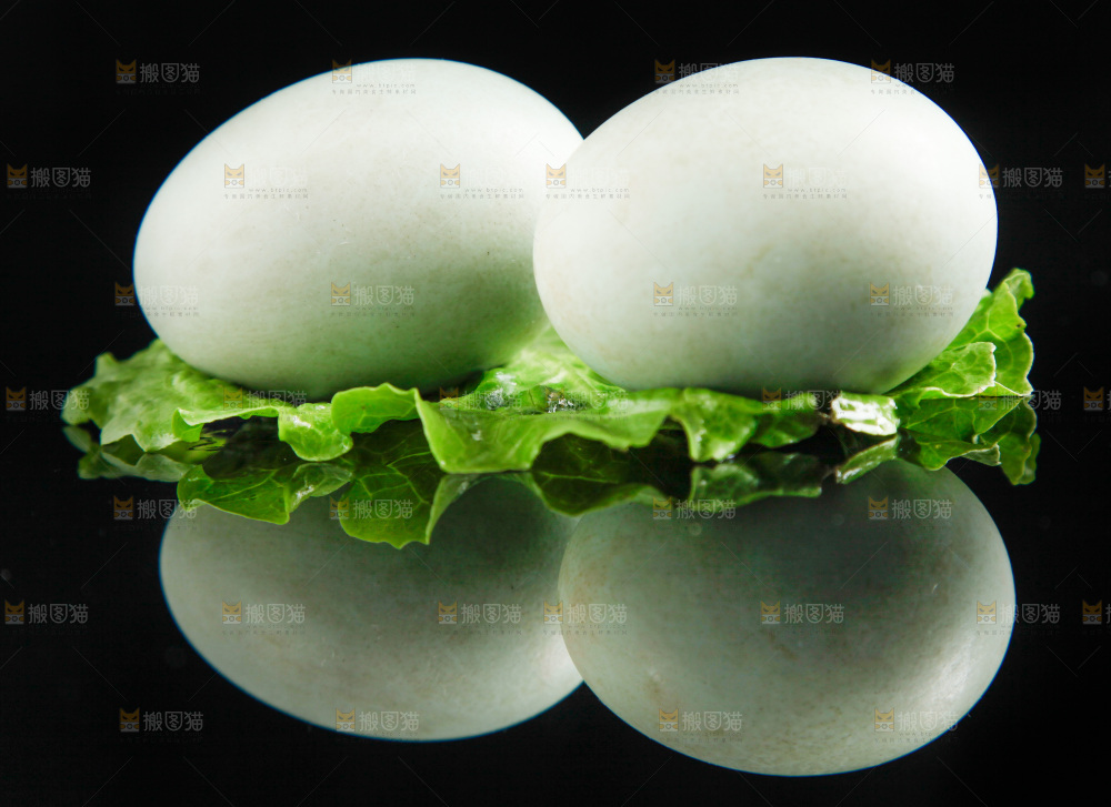 黑底上的咸鸭蛋