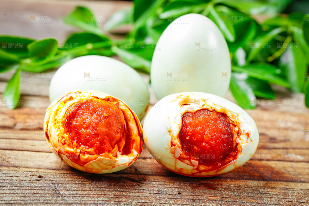 黄心流油咸鸭蛋放在木底上