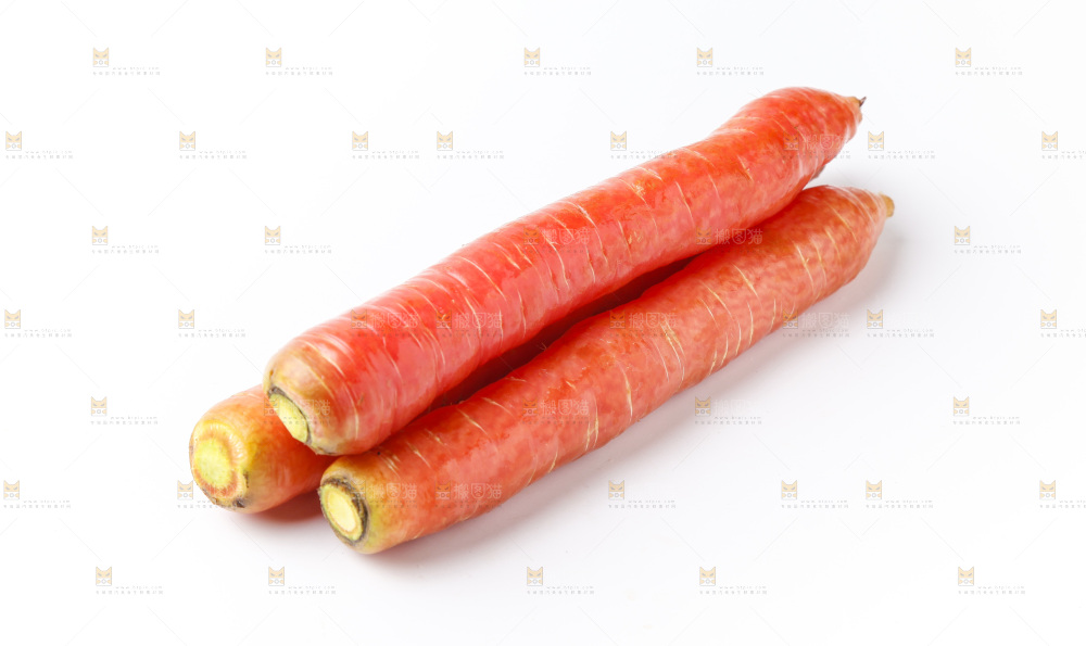 白底上的红胡萝卜