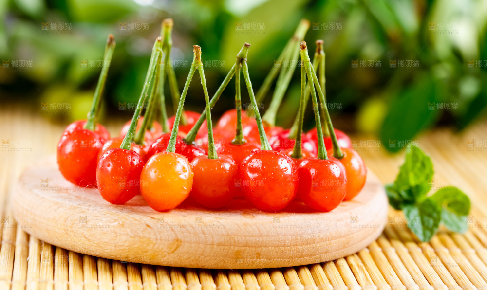 木底上放着烟台水晶黄樱桃