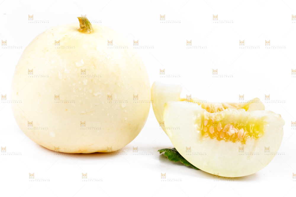 白底上放着切开的陕西阎良甜瓜