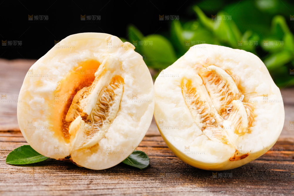 新鲜阎良甜瓜放在木底上