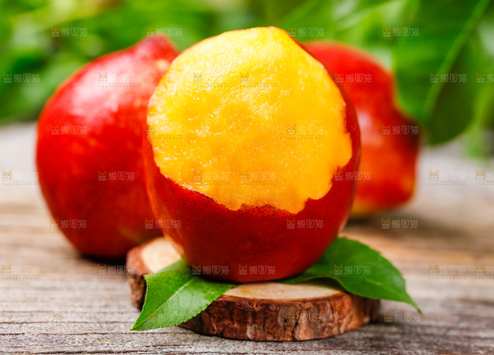 黄心油桃放在木底上