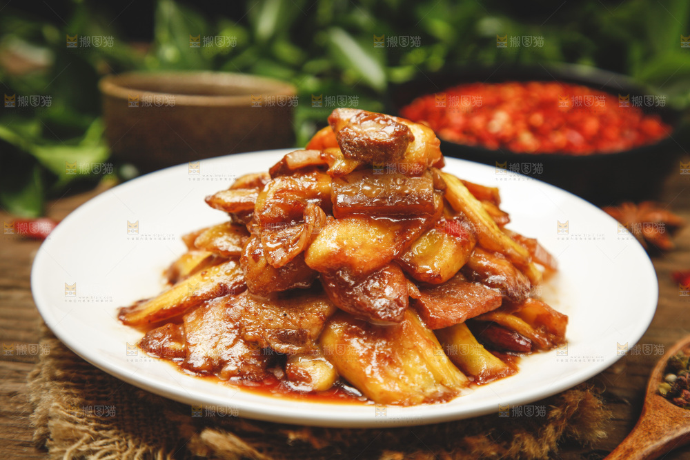 一盘小炒肉放在木底上