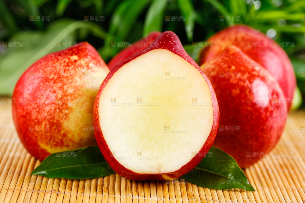 木底上放着白心油桃