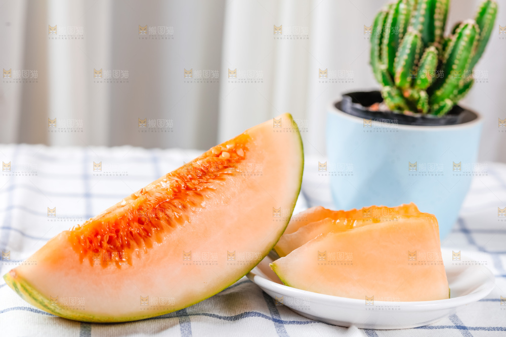 格子布上放着新鲜哈密瓜