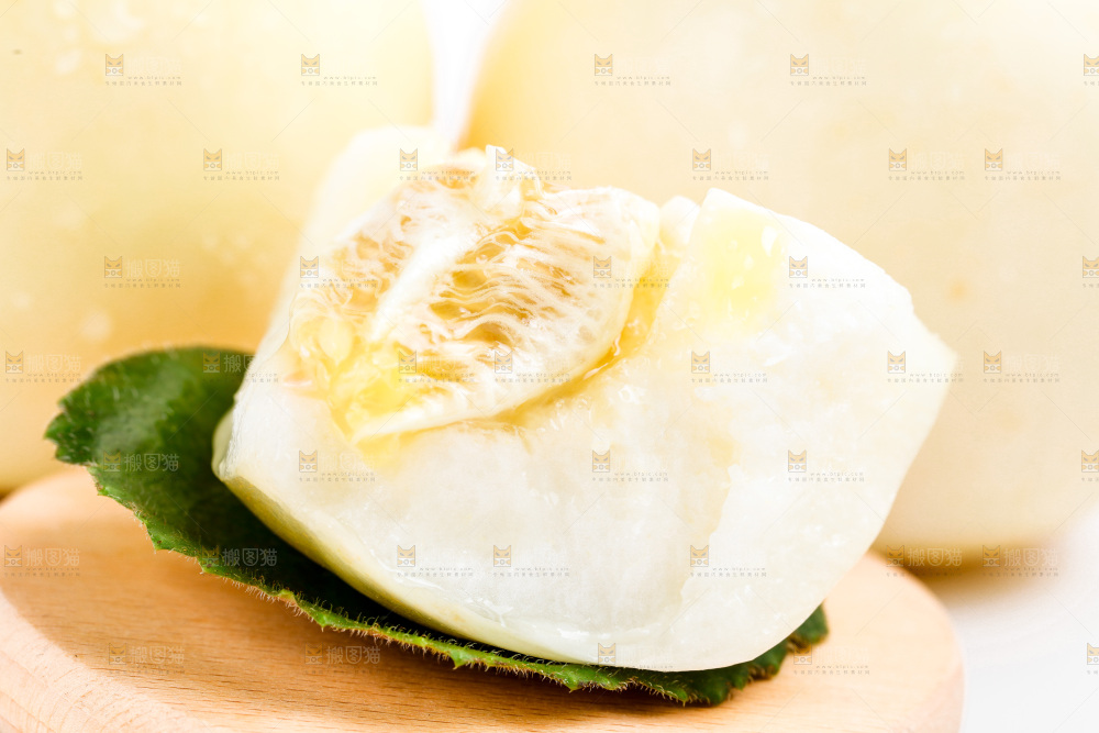 木板上放着陕西阎良甜瓜